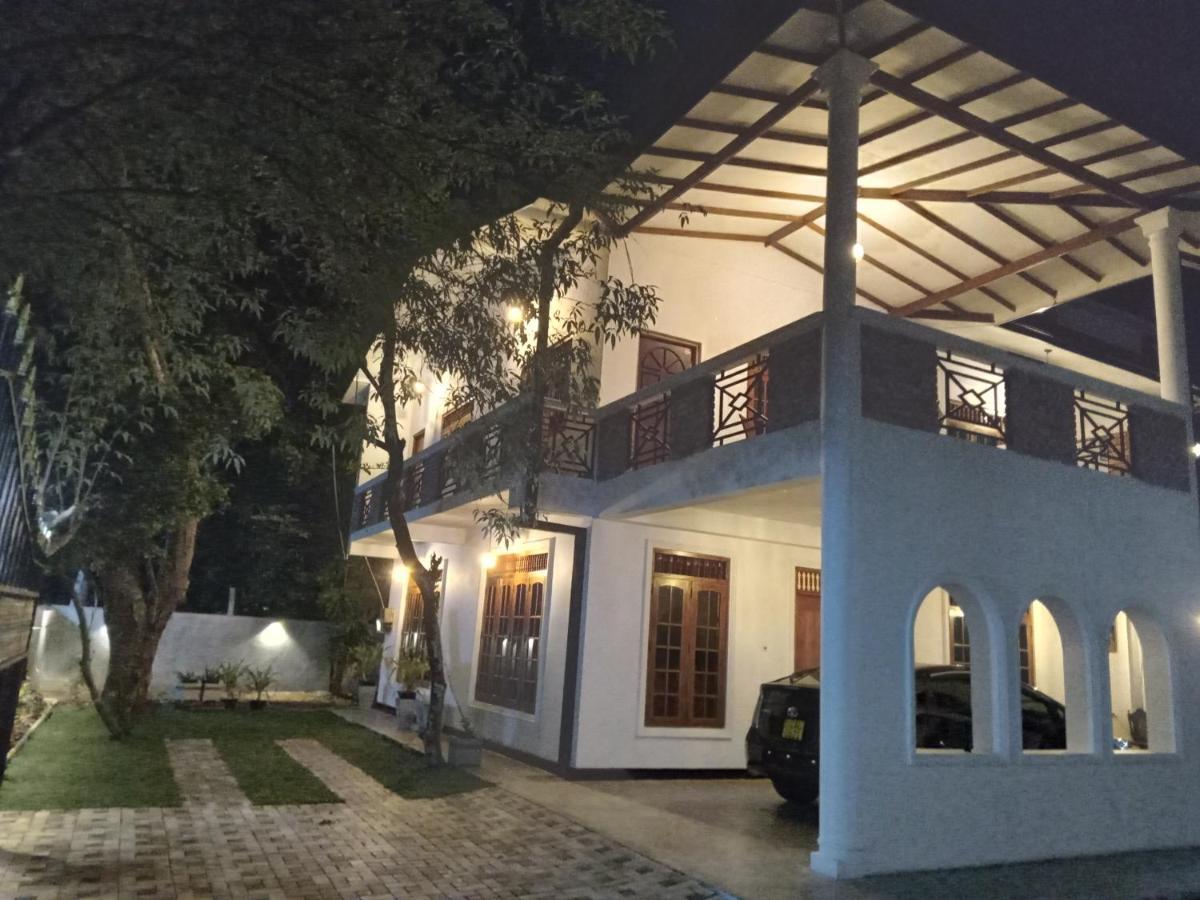 Sky Bloom Bed & Breakfast Homagama Bagian luar foto