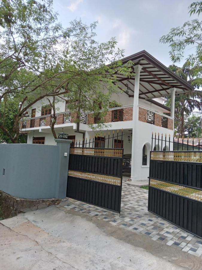 Sky Bloom Bed & Breakfast Homagama Bagian luar foto