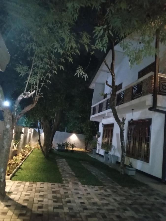 Sky Bloom Bed & Breakfast Homagama Bagian luar foto